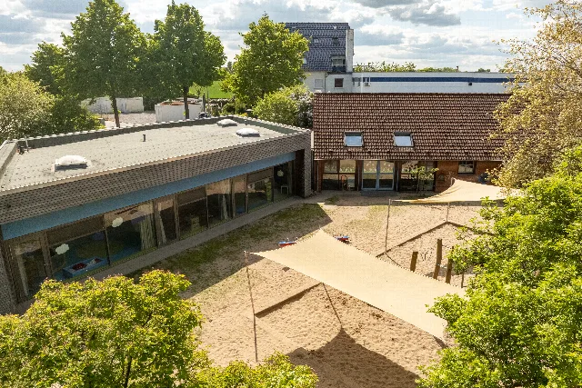 Innenhof der Kita mit Sonnensegeln aus der Vogelperspektive