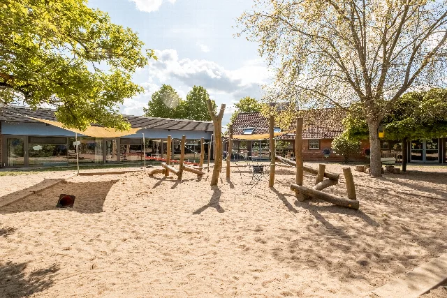 Klettergerüst aus Holz im Sandkasten