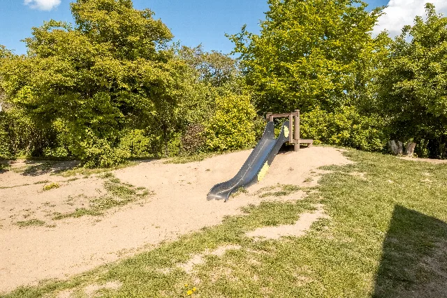 Rutsche an einem Sandhügel auf dem Außengelände