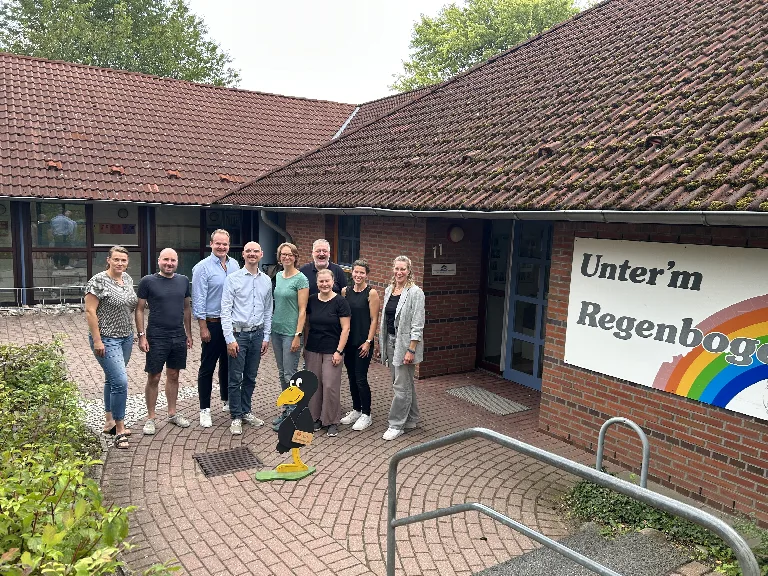Die Gründungsmitglieder des Fördervereins vor dem Eingang der KiTa Unter'm Regenbogen
